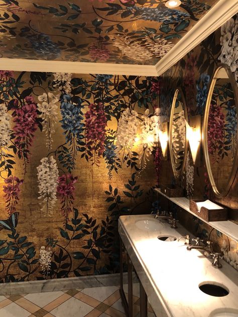 Ivy Restaurant, Glamour Interiors, Manor Interior, Small Toilet Room, Glamour Decor, Condo Living Room, Chic Wallpaper, Powder Room Design, Luxury Living Room Design