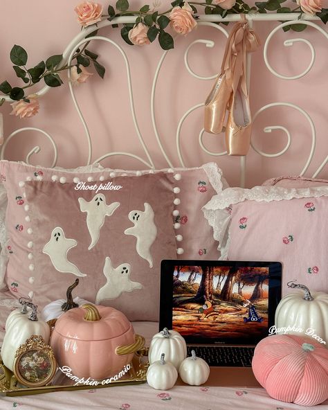 Pink Halloween decor 💗👻🎀It’s always so fun to decorate for different seasons/holidays~ do you like decorating? @Temu 💗🎀🩷Download TEMU APP and Search: (dnj2845) to find these pink Halloween decor #temu #temumusthave #temufinds #temufavoritefinds #temuholidayfinds #homehacks #princesscoreaesthetic #reels #fypシ #cinderella #princessdress #coquette #cottagecore #princesscore #pinkpinkpink #girlyfashion #roomtour Halloween Room Decor Pink, Pink Fall Bedroom, Coquette Halloween Decor, Pink Halloween Bedroom, Seasonal Room Decor, Pink Halloween Decor, Seasonal Room, Halloween Coquette, Coquette Halloween