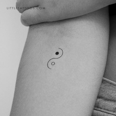 Yin And Yang Tattoo Men, Yin Yang Symbol Tattoo, Tattoos Ying Yang Ideas, Unique Yin And Yang Tattoo, Yin Yang Small Tattoo, Minimalist Ying Yang Tattoo, Ying Yang Minimalist Tattoo, Creative Ying Yang Tattoo, Simple Yoga Tattoo