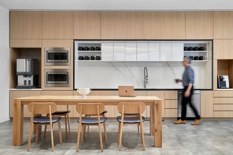 Ducera Partners Offices - New York City | Office Snapshots Modern Breakroom, Office Kitchenette, Kitchenette Ideas, Decor Kitchen Ideas, Office Break Room, Mirror Interior Design, Commercial Office Design, Office Pantry, Davis Furniture