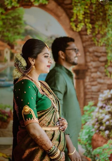 Valagapu Photoshoot, Dohale Jevan Photography Poses, Srimantham Stills Photo, Baby Shower Ideas Photoshoot, Pregnancy Saree Style, Valakappu Photos, Seemantham Stills, Valaikappu Photoshoot, Indian Baby Shower Photoshoot Ideas