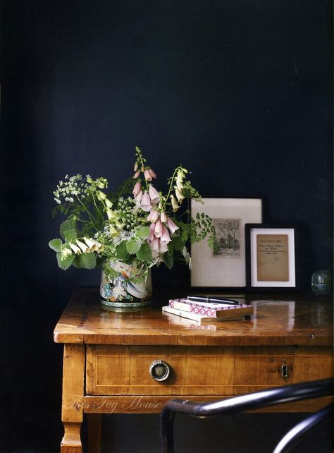 Fresh flowers Moody Living Room, Dark Wall, Dark Walls, Blue Rooms, Blue Walls, A Chair, My New Room, Home Fashion, Interior Inspiration