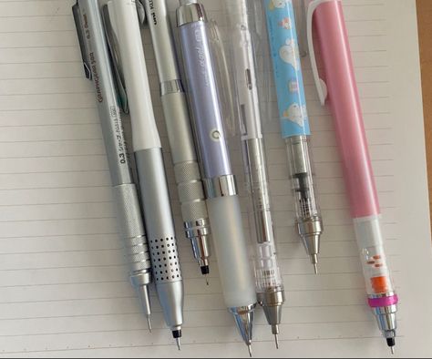 Mechanical Pencils Aesthetic, Pencils Aesthetic, Kuru Toga Mechanical Pencil, Stationery Display, Stationery Aesthetic, Arte Do Kawaii, Cool School Supplies, Pen Collection, Beautiful Stationery