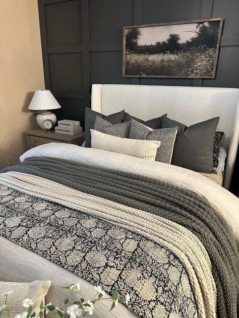 Dark Bedspread Bedroom, Duvet Bedding Ideas, King Size Bedroom Ideas, Bed Layering Ideas, Grey Bedding Ideas, King Bedding Ideas, King Bed Styling, King Bedroom Ideas, Layered Bedding Ideas