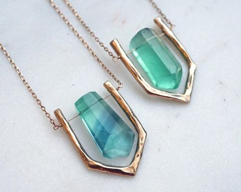 Cheap Diamond Rings, Fluorite Necklace, Rings Ideas, Crystal Pendants, Slouchy Tee, Minimal Necklace, Raw Crystal Necklace, Necklace Ideas, Green Fluorite