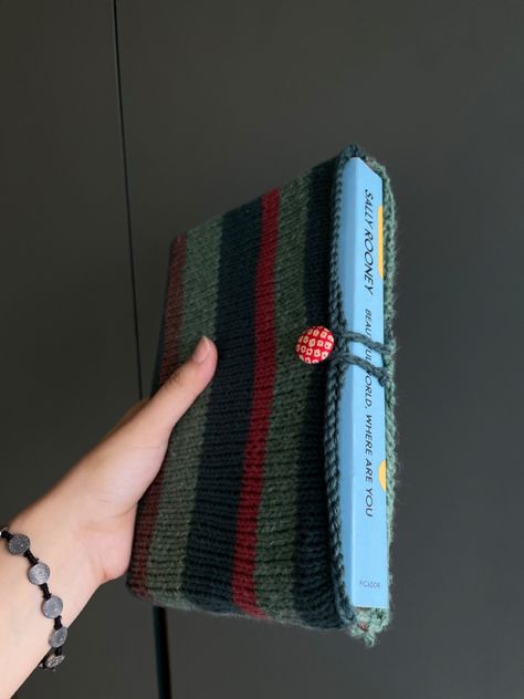 Knitting Book Sleeve, Knit Book Bag, Simple Knit Gifts, Book Sleeve Knitting Pattern, Knit Book Cover, Knit Book Sleeve, Knitted Book Cover, Knitted Book Sleeve, Book Sleeves