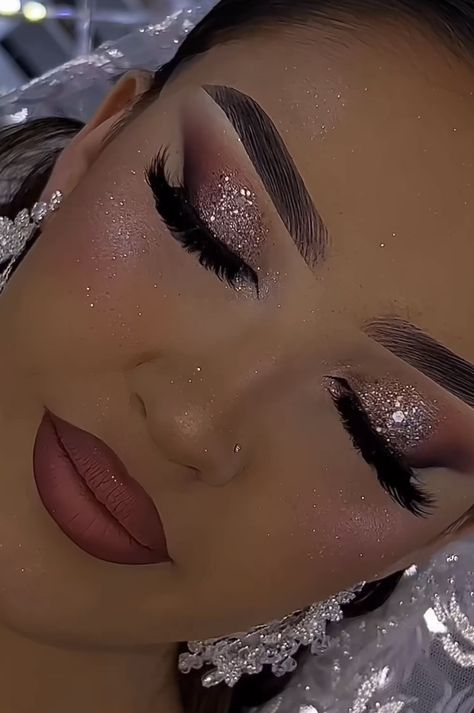 Machiaj Smokey Eyes, Rose Gold Makeup Looks, Sweet 16 Makeup, Sparkly Eye Makeup, Quinceanera Makeup, Birthday Makeup Looks, Maquillage On Fleek, Gold Makeup Looks, Glitter Makeup Looks