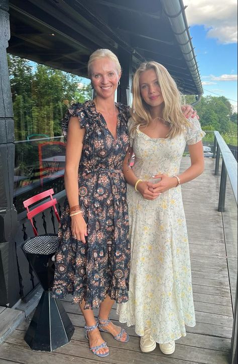 Blonde Mother And Daughter, Mum Of The Group Aesthetic, Blonde Mom And Daughter, Blonde Family, Scandinavian Women, Susie Wolff, Blonde Mom, Daughter Photo Ideas, London Baby