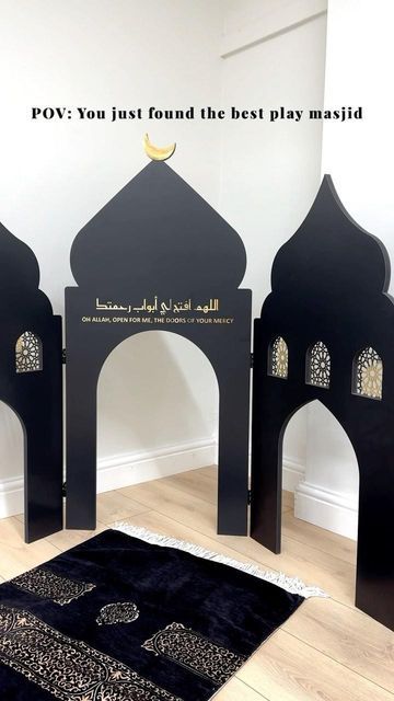 Ramadan Mosque Decorations, Islamic Bulletin Board Ideas, Islamic Decorations Art, Ramazan Ideas, Ramadan Printables, Muslim Prayer Room Ideas, Prayer Room Ideas, Muslim Prayer Rug, Classroom Window