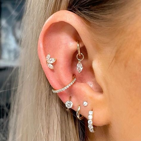 Minimalist Piercings, Piercing Placement, Ušný Piercing, Minimalist Ear Piercings, Unique Ear Piercings, Ear Piercings Chart, Ear Piercing Studs, Types Of Ear Piercings, Curated Ear