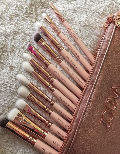 Rose Gold Makeup Brushes, Make Up Gold, Contouring Makeup, Rose Gold Makeup, Beauty Make-up, Gold Makeup, Make Up Brushes, Face Contouring, Makeup Goals