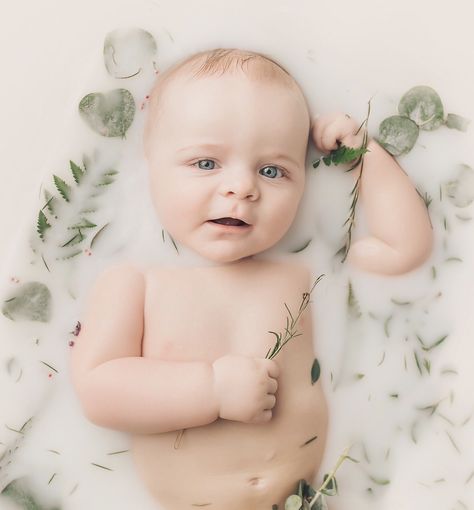 Newborn Photography | Photo Credit: BekaPricePhotography.com Bath Photoshoot Baby, Bath Photoshoot, Baby Milk Bath, Milk Bath Photos, Bath Pictures, Bath Milk, Milk Bath Photography, Foto Newborn, Bath Photography