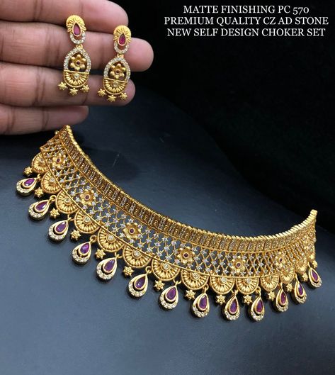 Gold Set Design 2024, Chokar Design Jewelry In Gold, Minimalist Accessories Jewellery, Gold Blouse Designs, Indian Gold Necklace Designs, Fashion Jewelry Necklaces Gold, Unique Gold Jewelry Designs, Delicate Gold Jewelry, Gold Bangles For Women