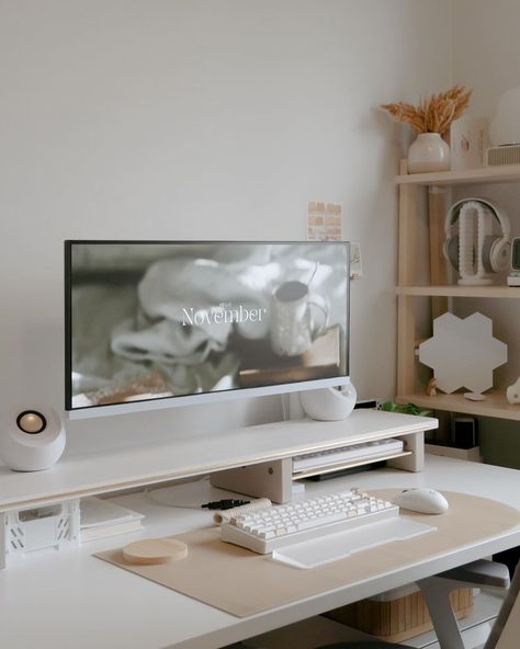 Setup Minimalist, White Desk Setup, Desk Organization Tips, Beige Desks, Chic Office Decor, Dream Desk, Office Aesthetic, Cozy Home Office, Pc Setups