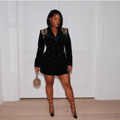 Babe @makeupshayla in the Giselle dress. Styled by @becmgross 💕  Sho Velvet Blazer Dress, Black Fashionista, Giselle Dress, Black Blazer Dress, Black Dresses Classy, House Of Cb Dresses, Model Street Style, Looks Black, Velvet Blazer