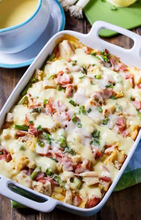 Benedict Casserole, Eggs Benedict Casserole, Easy Breakfast Casserole, Eggs Benedict Recipe, Savory Bread Puddings, Egg Benedict, Christmas Breakfast Recipe, Morning Brunch, Breakfast And Brunch