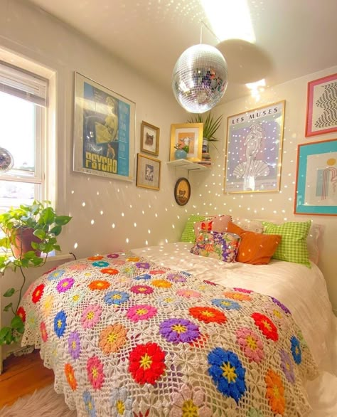 Maximalist Tiny Bedroom, Pink Accent Bedroom Ideas, Diy Colorful Room Decor, Fun Bedroom Lighting, Organized Maximalist Bedroom, Fun Dorm Decor, Cute Colorful Bedroom, Funky Bedroom Aesthetic, Bedroom Bright Colors