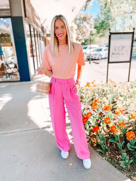 Are you a color lover like me and want some help putting outfits together? Or are you stuck in your neutral loving rut and need some bright inspiration? I have 8 bold outfit color combinations to try that will leave you a color mix master! I LOVE these pink pants with my peachy orange tee! Light Pink Pants Outfit, Outfit Color Combinations, Peach Colour Combinations, Pink Pants Outfit, Light Pink Pants, Light Peach Color, Straight A, Outfit Inspiration Women, Neutral Tops