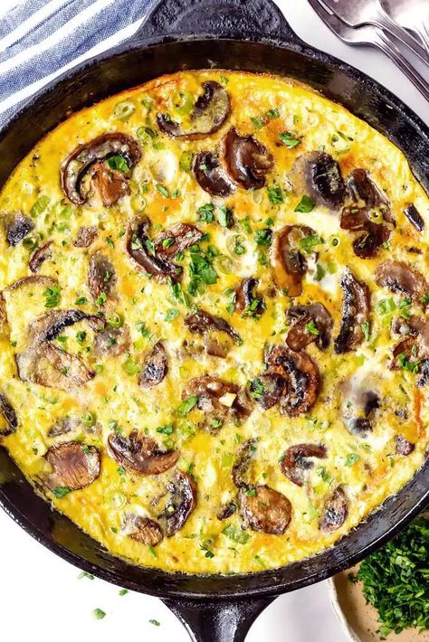 Cheese And Mushroom Omelette, Mushroom Spinach Omelette, Mushroom Eggs, Mushroom And Egg Recipes, Mushroom Omelet, Mushroom Frittata Recipes, Egg Mushroom Breakfast, Mushroom Egg Recipes, Mushroom Recipes Breakfast