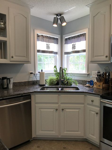 Corner Sink Kitchen Decor, Corner Sink Kitchen Layout, Corner Sink Kitchen, 1940s Kitchen, Modern Small House Design, Dream Kitchens Design, Kitchen Corner, Best Kitchen Designs, Tiny Kitchen