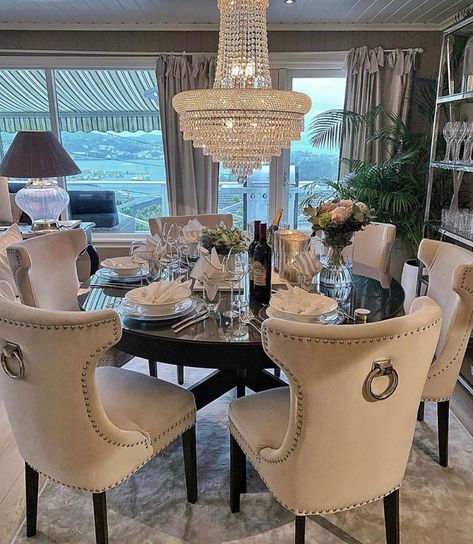 Round Dinning Room Table Decor, Dining Room Glam, Glam Dining, Dining Room Design Luxury, Glam Living, Dining Room Paint, Grey Dining Room, Table Decor Living Room, Dining Room Table Decor