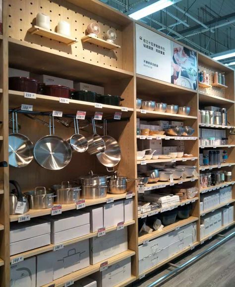 Cookware Display, Muji Store, Gift Shop Displays, Home Design Store, Housewares Design, Store Shelves Design, Housewares Store, Grocery Store Design, Kitchenware Shop