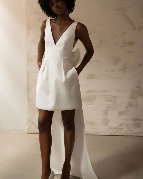 V ~ V Neck Dresses A sensual look within being too over the top. Perfect for brides that want to turn heads ✨ Elegant and timeless!. Tag a bride-to-be who would stun one of these beauties. 💍 #BridalFashion #SayYesToTheDress #vneckweddingdress Civil Dress, V Neck Dresses, Birthday 30, Instagram V, V Neck Wedding Dress, Jenny Yoo, Yes To The Dress, Classy Chic, Over The Top