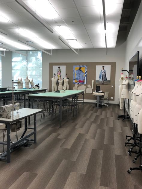 aesthetic - fashion classroom - fashion school Private School Classroom Aesthetic, Rich School Interior, Fancy School Classroom, Luxury School Aesthetic, Ruang Guru Sekolah Korea, Fancy School Aesthetic, Boarding School Aesthetic Classroom, School Dorm Aesthetic, Rich School Aesthetic