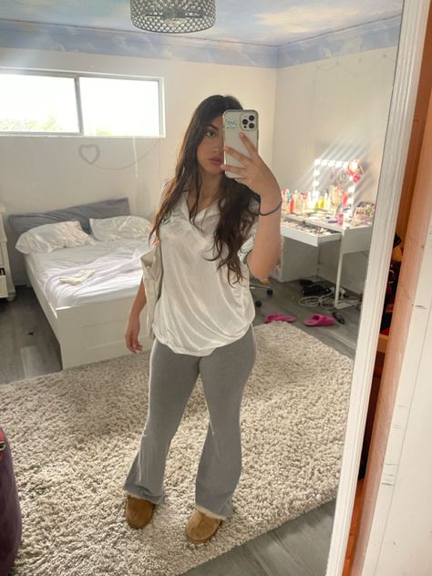 Gray Flarred Leggings, Jersey Outfit Leggings, Light Grey Flare Leggings, Cute Grey Leggings Outfit, Outfits With Gray Flare Leggings, Flared Grey Sweatpants Outfit, Grey Flared Leggings Outfit Baddie, Gray Flares Outfit, Gray Flair Leggings Outfit