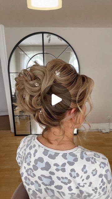 Julia Fratichelli Hair Education on Instagram: "Short hair bridal hairstyle! Yes it’s possible, even without extensions! ☺️  Do you like the result? Let me know in comments!  #shorthair #shorthairstyle #hairstyleforshorthair #juliafratichelli #bridalhairstyle #wedding #bride #bridalhair #bridalhairstyles #stepbystephair" Short Hair Bridal, Hair Education, Bridal Hairstyle, Wedding Bride, Bridal Hair, Let Me Know, Short Hair, Bridal Shower, Short Hair Styles