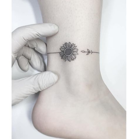 Our second sunflower on this list, this cutie may be tiny but its size doesn't make it any less stunning.  #tattoo #sticktattoos #tattoos #dottattoos Tattoo Diy, Petit Tattoo, Tattoo Trend, Shape Tattoo, Cat Tattoos, Disney Tattoo, Sunflower Tattoos, Tattoo Ideas For Women, Tiny Tattoo