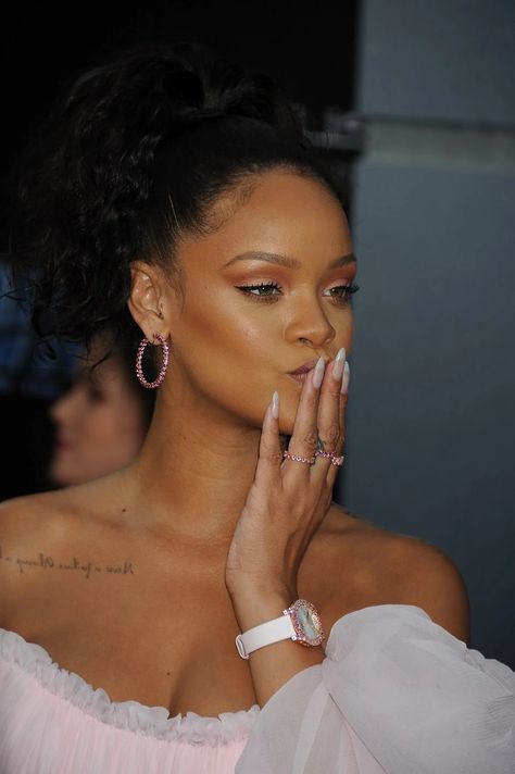 Rihanna Energy, Celeb Nails, Rihanna Nails, Rihanna Fashion Outfits, Caribbean Fashion, Brown Girls Makeup, Most Paused Movie Scenes, Rihanna Looks, Celebrity Makeup Looks