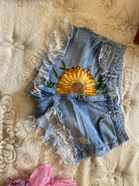 Shorts Ideas, Jean Short Overalls, Painted Shorts, Flower Shorts, Painted Jeans, Painted Denim, Hippie Festival, Summer Feeling, Diy Art Painting