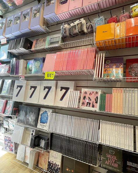 Album Shopping Aesthetic, Kpop Merch Store, Kpop Shop Aesthetic, K-pop Store, Kpop Store Ideas, Bts Albums Aesthetic, Kpop Store Aesthetic, Kpop Fangirl Aesthetic, Kpop Merch Collection