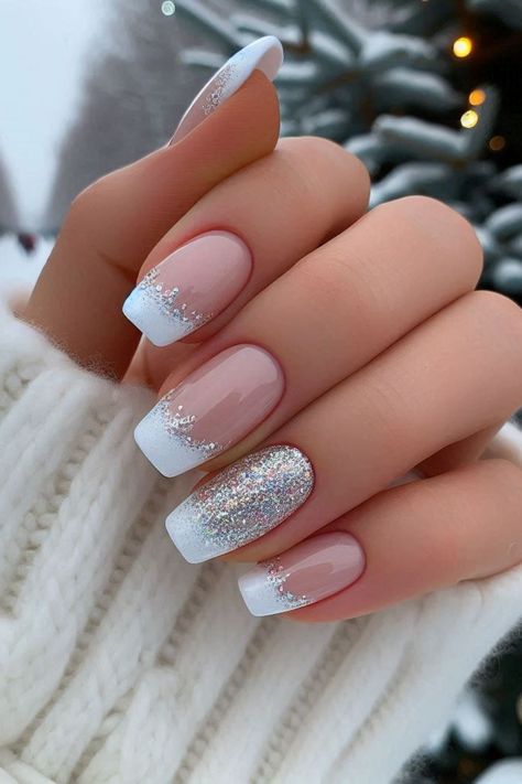 73 White Christmas Nail Ideas to Try This Winter Simple Winter Nail Ideas, Nail Designs Aesthetic, Trendy Christmas Nails, Aesthetic Winter Nails, Nails Simple Winter, Winter Nails Simple, Simple Winter Nails, Nails Ideas Winter, Trendy Winter Nails