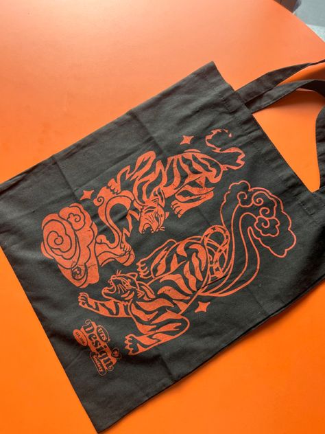 screen printing tiger tote bag #orange #screenprinting #tiger #totebag #diy #creative #design #fabric Tiger Screen Print, Design Totebag Aesthetic, T Shirt Design Ideas Art Creative, Screenprint T Shirt, Creative Tote Bag Design Ideas, Black Tote Bag Design Ideas, Tote Bag Print Design, Black Tote Bag Design, Aesthetic Tote Bag Design