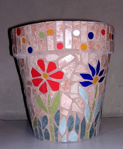 The first mosaic flower pot Mosaic Bottles, Mosaic Planters, Mosaic Stepping Stones, Pot People, Mosaic Pots, Mosaic Flower Pots, Terra Cotta Pot Crafts, Mosaic Garden Art, Painted Clay Pots