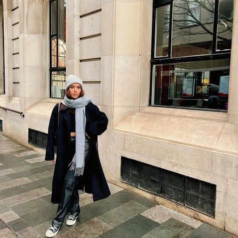 Black Coat And Scarf, Black Wool Coat Outfit, Wool Coat Outfit, Style Winter Outfits, Outfit Inspo Winter, Faux Leather Trousers, Winter Styling, Modus Operandi, Scarf And Hat