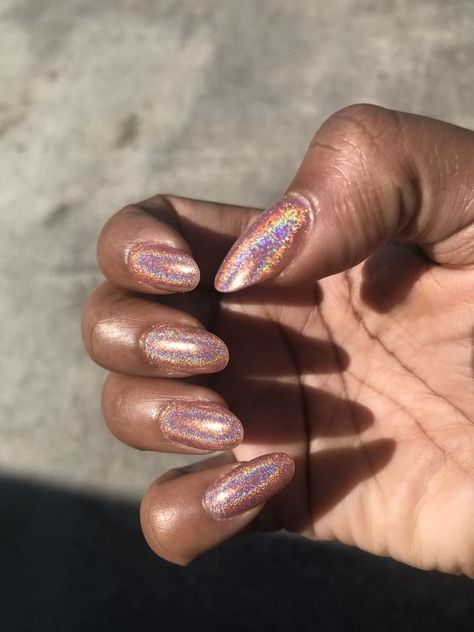 Get Ahead of the Trends with Exciting Chrome Nail Ideas Rose Gold Holographic Nails, Dark Holographic Nails, Holographic Nails Short, Shimmer Nails Acrylic, Red Holographic Nails, Mirrorball Nails, Aura Nails Designs, Disco Nails Designs, Chrome Glitter Nails