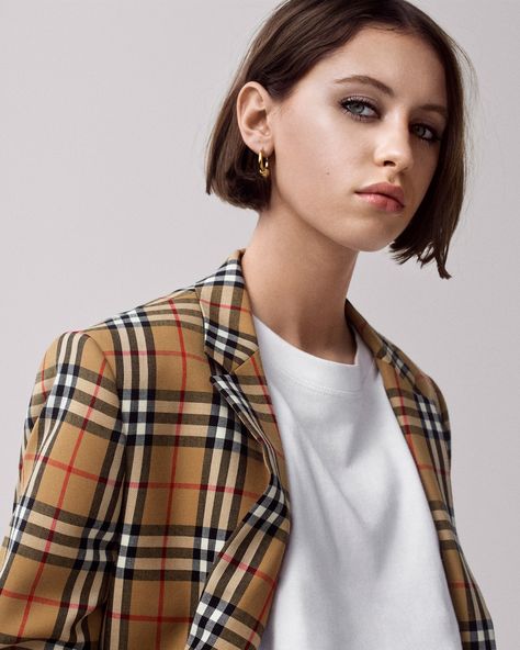 Iris Law Cat Lashes, Smokey Eyeshadow Looks, Iris Law, Burberry Beauty, Smokey Eyeshadow, Lashes Mascara, Model Looks, Jude Law, Img Models