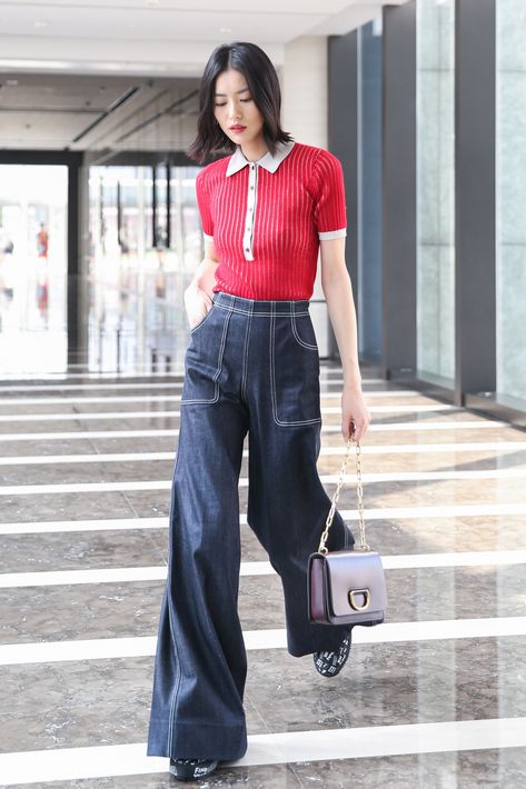 Model #LiuWen wearing #Burberry Two-tone Cashmere Silk Polo Shirt and the Denim Wide-leg Jeans with the Small Leather D-ring Bag in Chengdu Red Polo Shirt Outfit Women's, Bucket Hat Street Style, Summer Knitwear, Unisex Looks, Polo Shirt Outfits, Denim Polo, Liu Wen, Polo Outfit, Knitwear Trends