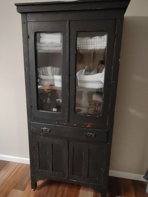 Piesafe Cabinet, Pie Safe Makeover, Small Antique Cabinet, Safe Bathroom, Towel Cabinet, Antique Pie Safe, Bathroom Wardrobe, Bathroom Farmhouse, Antique Cupboard