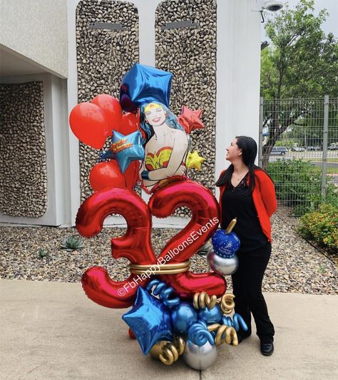 Wonder Woman Balloon Decor, Wonder Woman Balloons, Wonder Woman Balloon Garland, Balloons Bouquet, Wonder Woman Birthday, Avengers Theme, Balloon Creations, Balloon Crafts, Balloon Columns