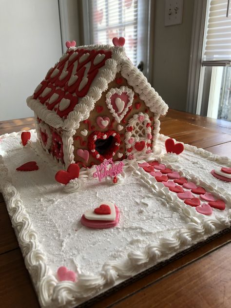 Good Gingerbread Houses, Red Gingerbread House, Christmas Aesthetic Recipes, Xmas Gingerbread House, Gingerbeard House Ideas, Ginergerbread House Decorating, Gingerbread House Ideas Pink, Cutest Gingerbread House, Cute Gingerbread Houses