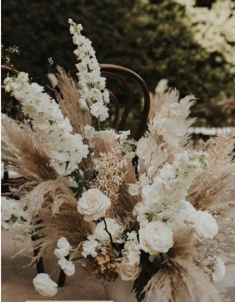 Modern Wedding Flowers, Boho Wedding Flowers, Wedding Reception Flowers, Grass Wedding, Outdoor Fall Wedding, Bohemian Flowers, Wedding Set Up, Wedding Inspiration Fall, Wedding Pins