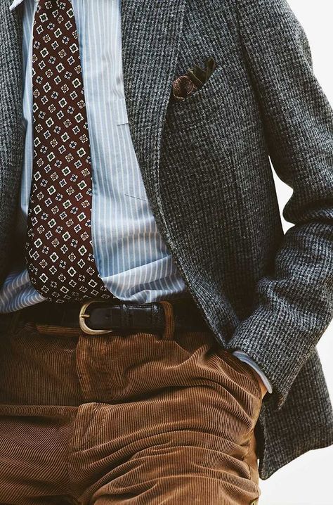 Rugged Business Casual Men, Scarf Tied Around Neck Men, Men Over 50 Outfits, Cord Pants Outfit Men, Classic Mens Fashion, Blazer Outfits Men, Ivy League Style, Ivy Style, Outfit Chic