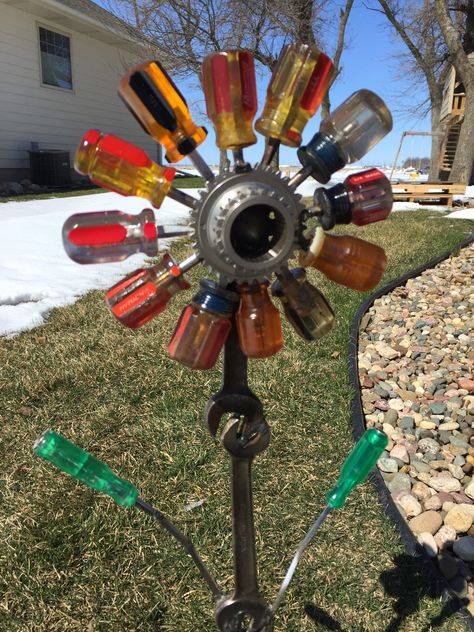 Garden Tool Art, Screwdriver Flower, Scrap Metal Art Garden Junk, Diy Garden Decor Projects, Yard Art Crafts, Recycled Garden Art, License Plate Art, Welding Crafts, Recycled Metal Art