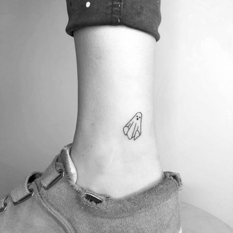 Minimalist ghost tattoo on the ankle. Minimalist Ghost Tattoo, Ghost Tattoos, Cute Finger Tattoos, Tato Henna, Minimalist Halloween, Tattoo Minimalist, Ghost Tattoo, Omerta Tattoo, Frog Tattoos