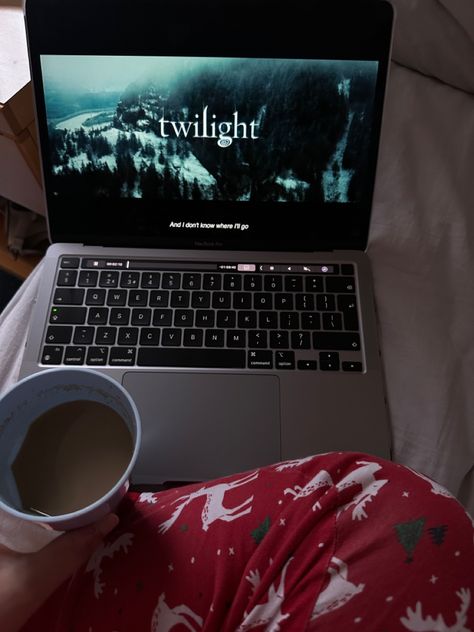 Twilight movie night in winter aesthetic christmas morning coffee Winter Twilight Aesthetic, Winter Movies Aesthetic, Winter Aesthetic Vibes, Twilight Movie Night, Cozy Movie Night Aesthetic, Winter Movie Night, Avacore Aesthetic, Winter Morning Aesthetic, Autumn Melancholy