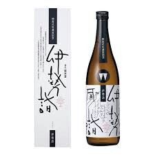 Japanese Wine Packaging, Sake Packaging Design, Sake Bottle Design, Japan Packaging Design, Sake Packaging, Interesting Packaging, Brilliant Packaging, Japanese Wine, Japanese Packaging